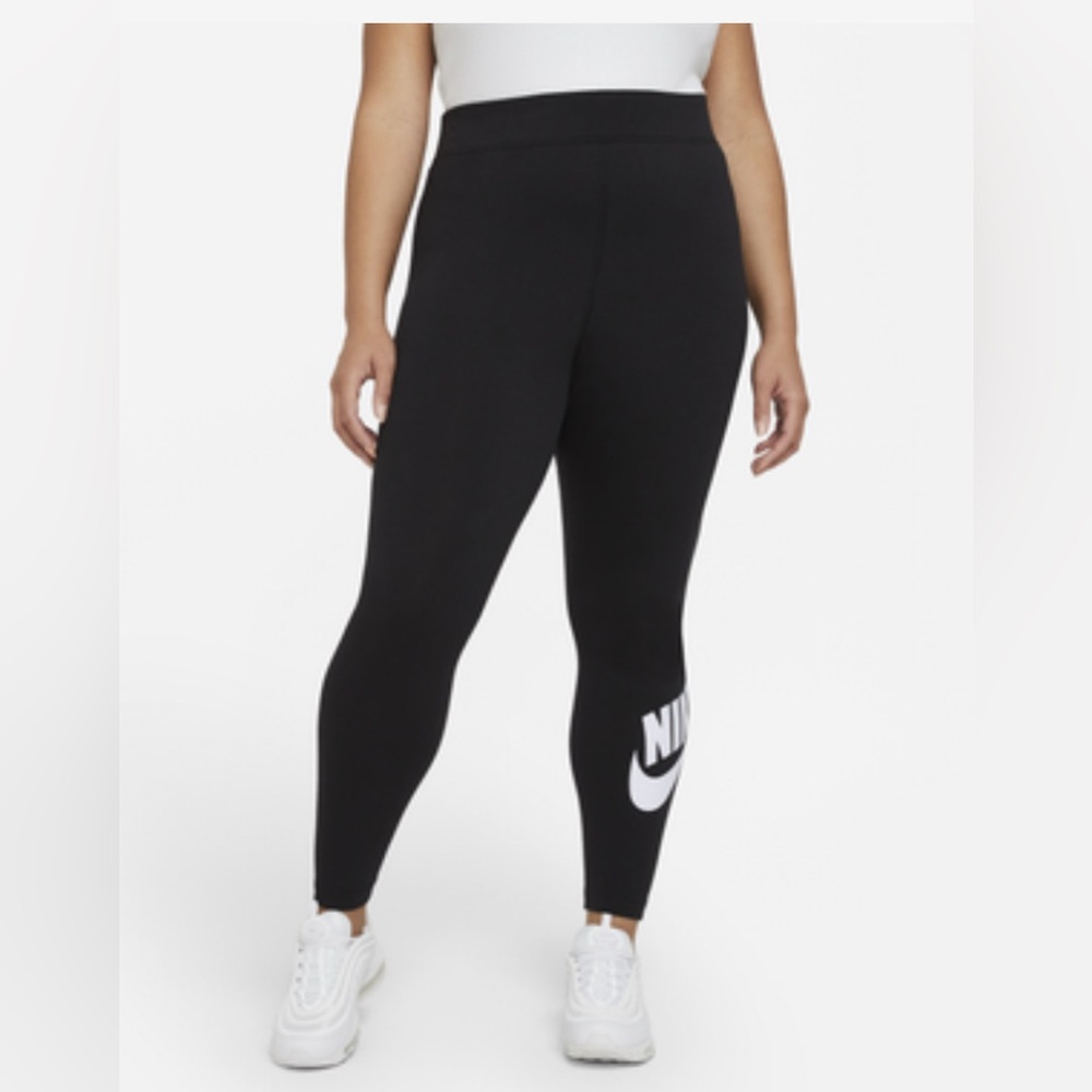 NWT Nike Essential Leggings